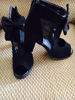 Black anklet mesh pumps