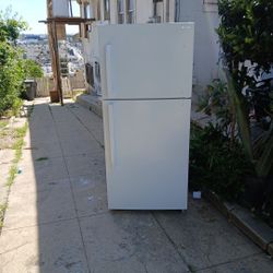 Insignia Apartment Size Refrigerator 
