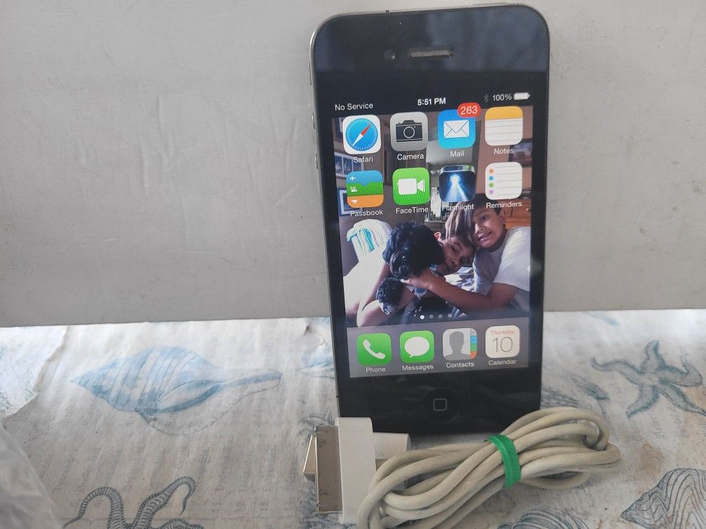 APPLE IPHONE 4 WITH CHARGER INCLUDED