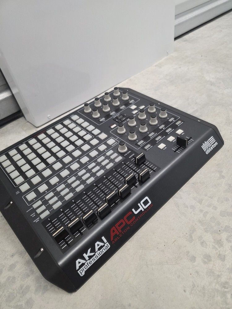 Ableton LIVE Suite 8 + Akai APC40 Combo