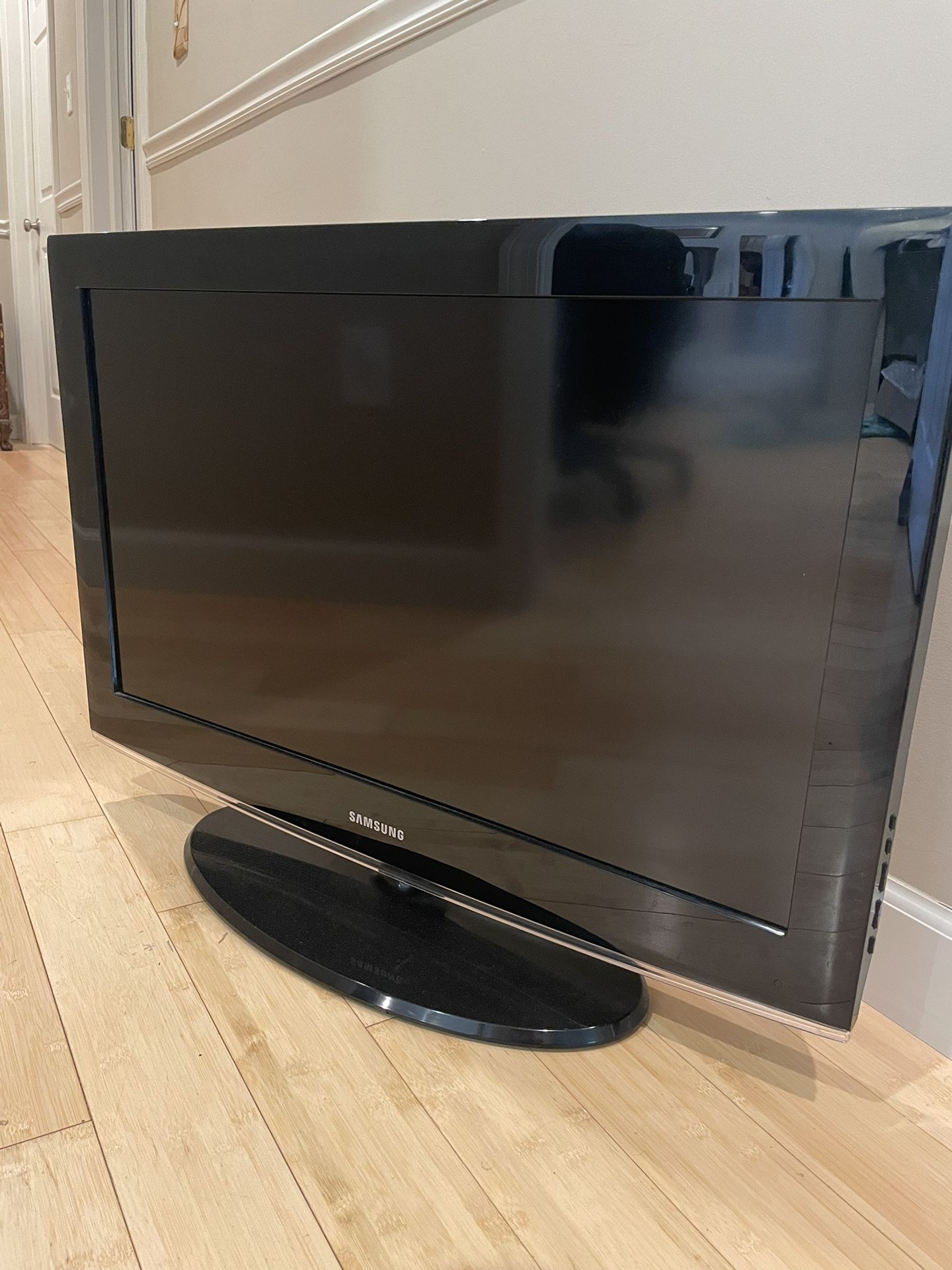 Samsung Flat Screen 32”