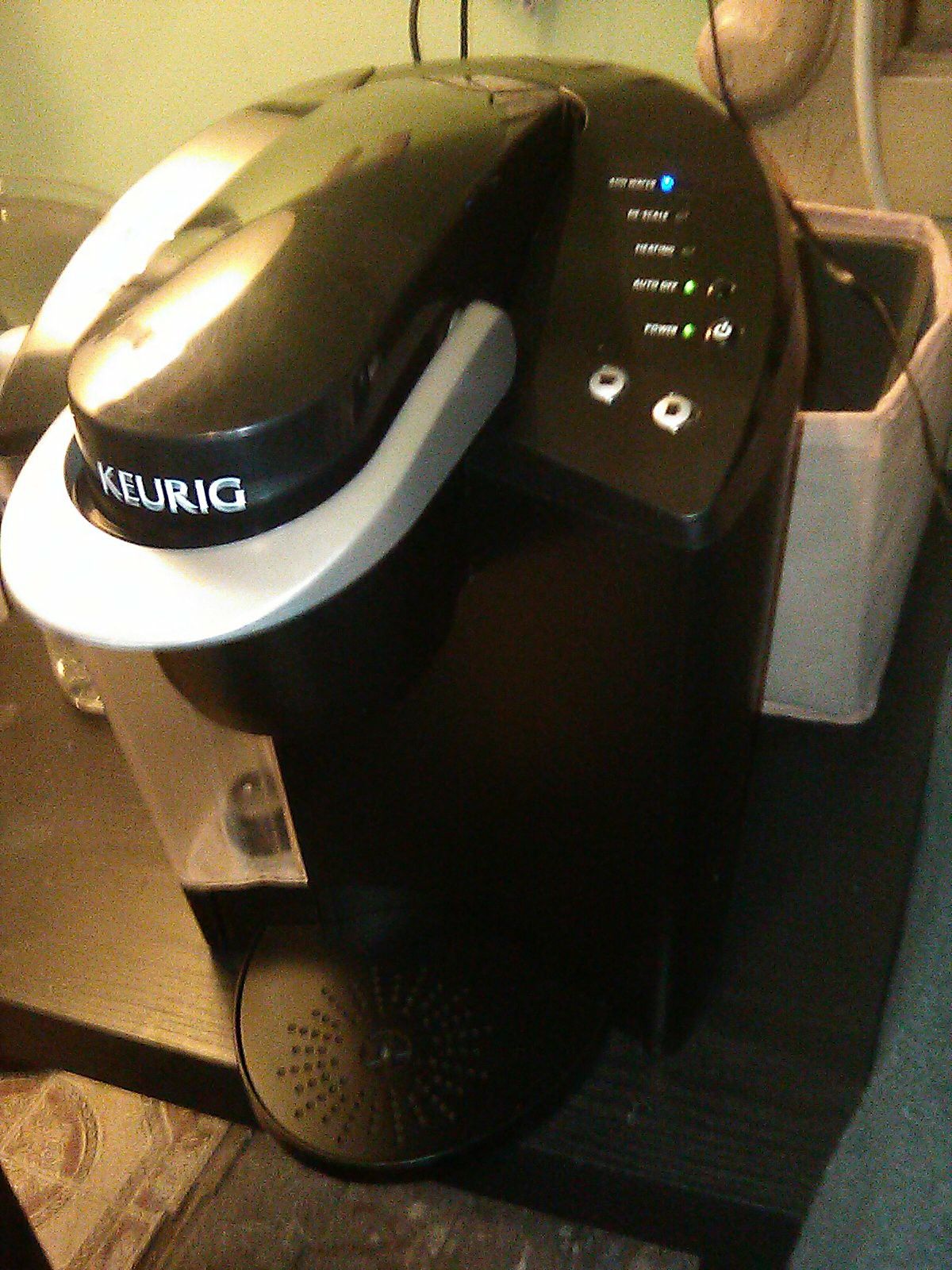 KEURIG COFFEE MAKER ...LIKE NEW SELLING CHEAP!!