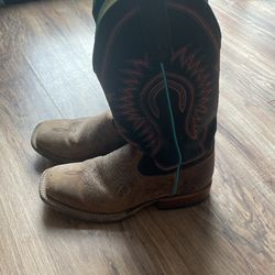 Size 5 Boys Boots Just Need Cleaning