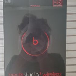 Beats Studio3 Wireless Over-ear Headphones - Black and Red