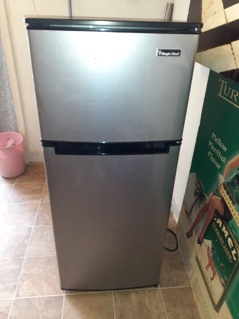MAGIC CHEF MINI FRIDGE!