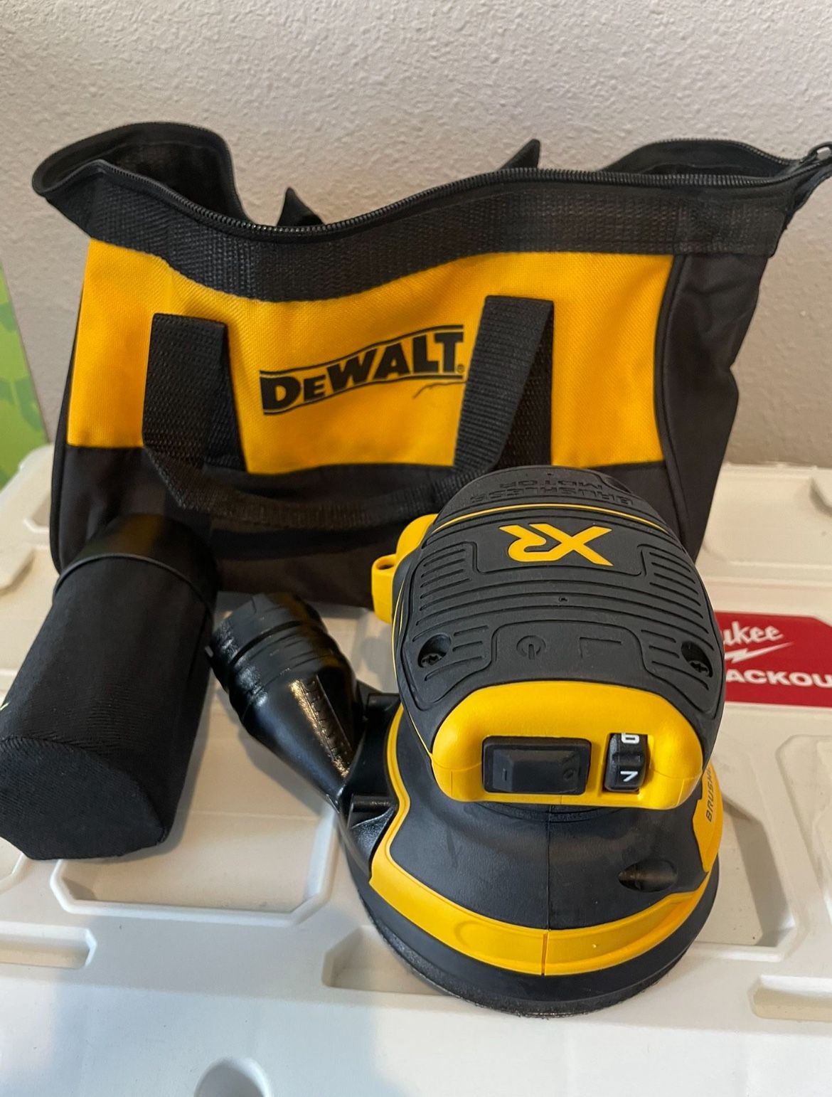 Dewalt DCW210 XR 20v Random Orbit palm sender w/tool bag