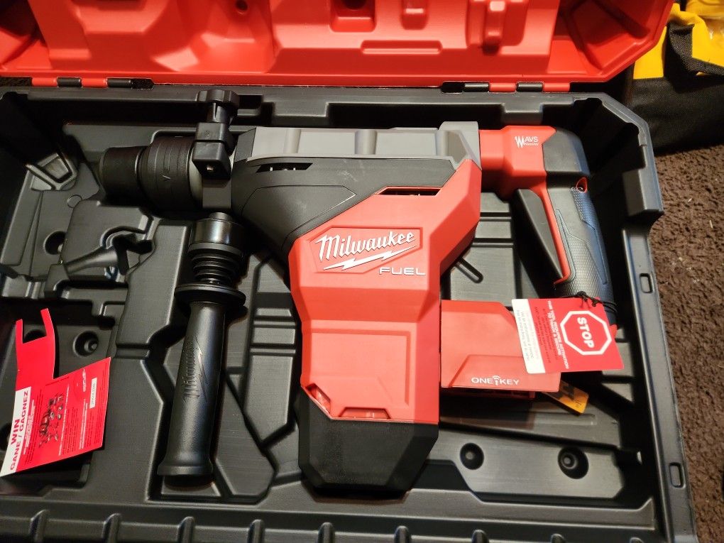 Milwaukee
M18 FUEL ONE-KEY 18V Lithium-Ion Brushless Cordless 1-3/4 in. SDS-MAX Rotary Hammer (Tool-Only)
