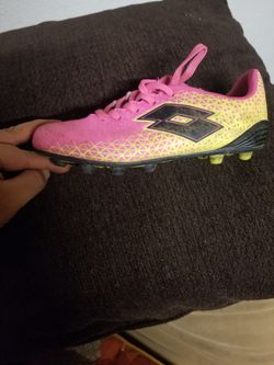 Soccer Shoes For Youth Girls $5.00