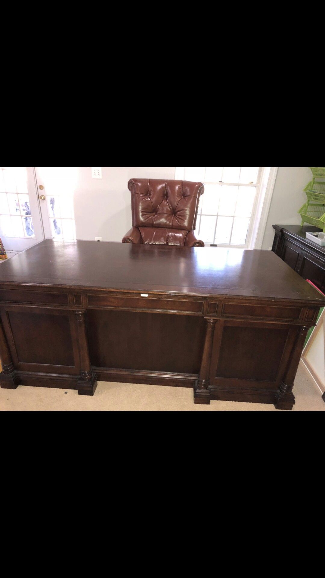 Office desk. Very clean and looking for best offer.price is mrgotiable