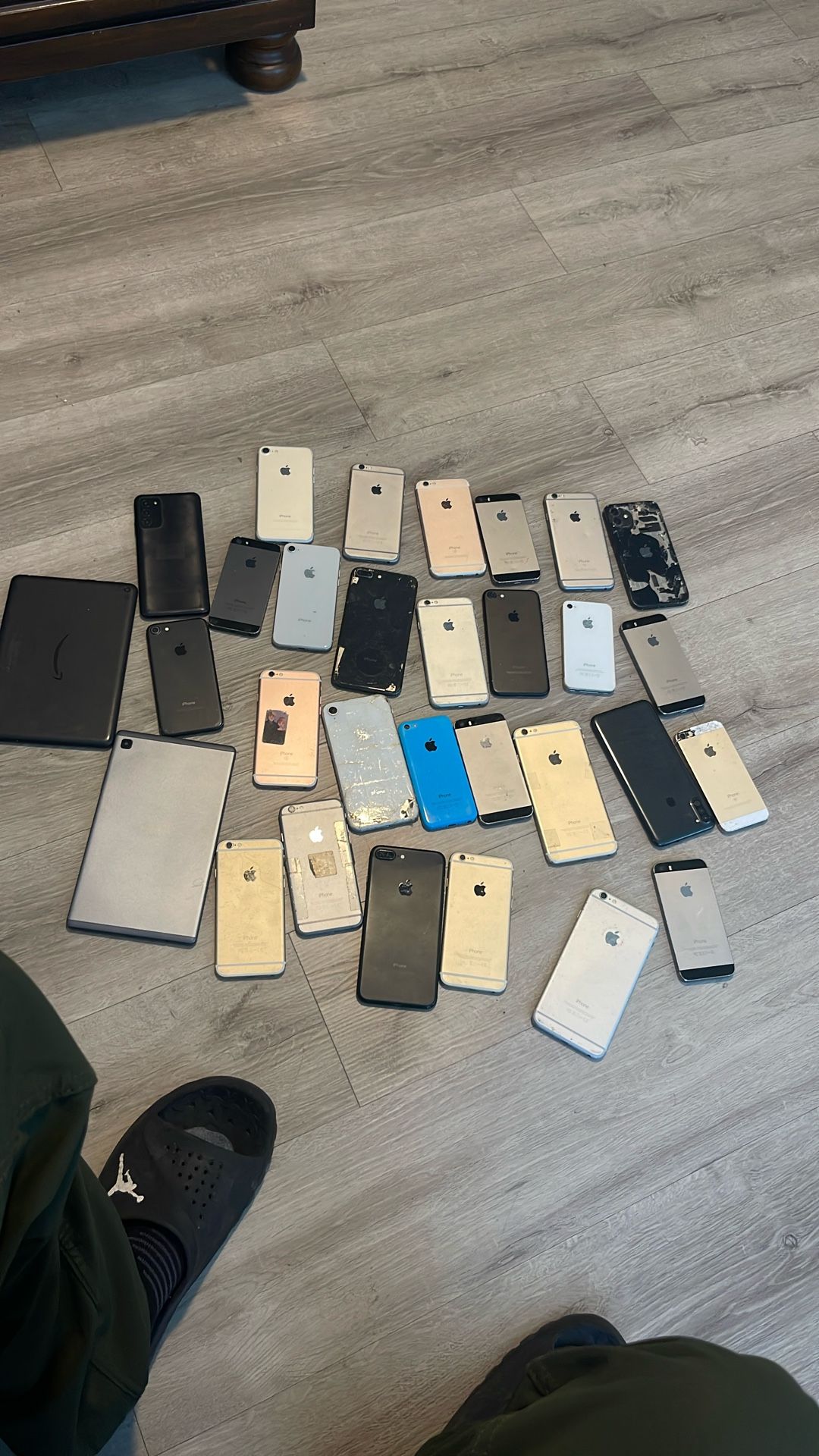 iPhone Lot 30 Pieces Read