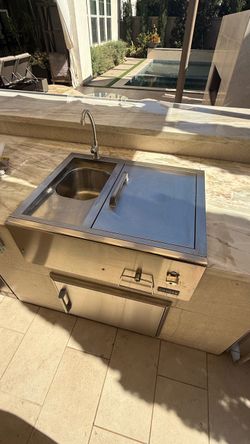 Coyote 30” Outdoor Refreshment Center with Sink & Ice Cooler