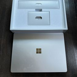 Touchscreen Microsoft Laptop Go3