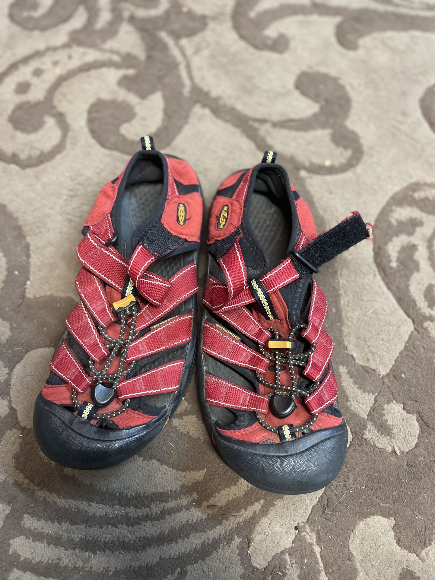 Boys Youth Keen Brand Size 6 Sandals
