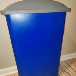 Lightly Used Global Industrial Trash/Recycling Bins w/Lids