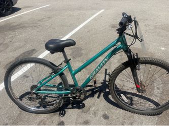 Women’s seven speed, small, medium hybrid gravity
