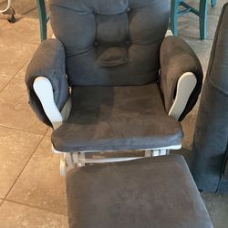 Gliding chair with gliding foot rest
