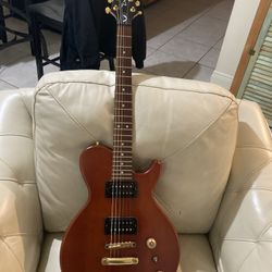 Dean EVO XM Solid Mahogany With 2 Hum buckets, Tune o Matic Bridge With Stop Tail. Grover 18 to 1 Locking Tuners. Jim Dunlop Locking Strap Buttons. 