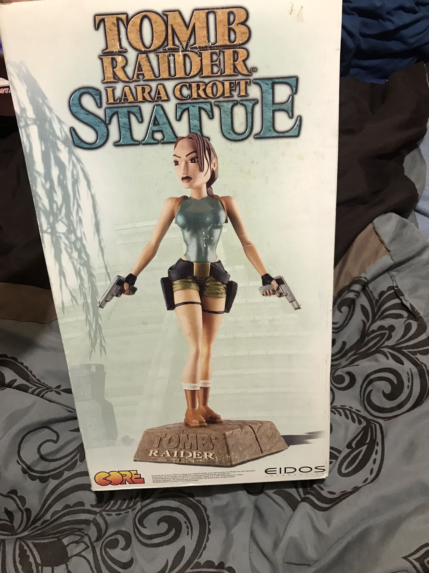 Tomb Raider Statue