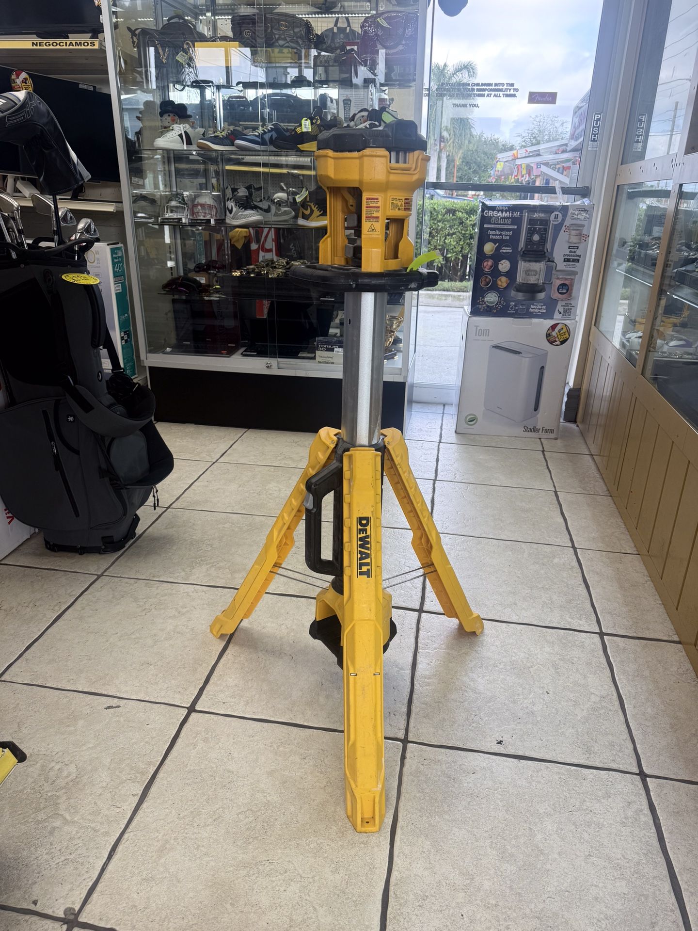 DEWALT Power Light Standing With No Battery