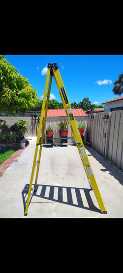 NEW Louisville 8 FT Fiberglass Step Ladder 250 LB Capacity Non Conductive