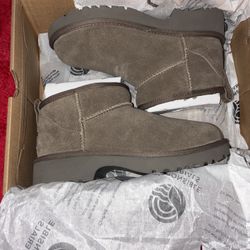 Girls Ugg Boots Size 5