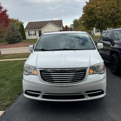 2014 Chrysler Town And Country White Minivan