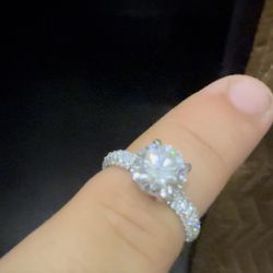 14kt Gold Vvs2 E Color center Diamond 2ct And 1ct Side Diamonds 