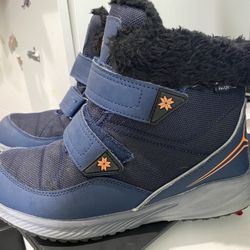 Kids Size 4 Snow Winter Waterproof Shoes Sneakers Boots. Excellent Condition. Located in North Park 92104. 