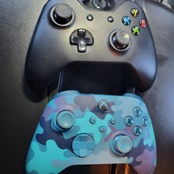 2 Original Microsoft Xbox 1 Controllers Excellent Condition 