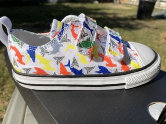 Toddler boys converse
