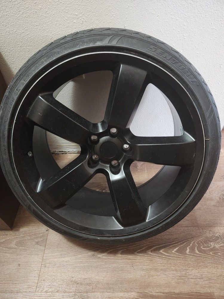 245/35zr20 Tire