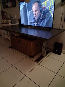 Table with lumino legs , stanley steel , excellent condition , beautiful , very hard wood from oak wood , excellent condition , heavy duty
