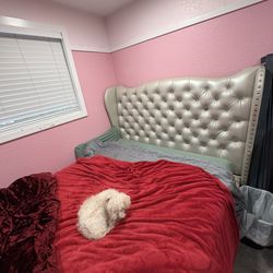 Tuffed Queen Size Bed Set With Dresser 