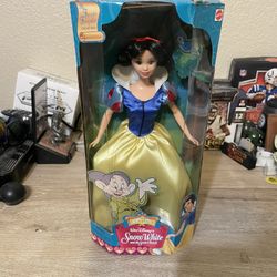 Walt Disney Snow White Barbie 1998 Never Opened 
