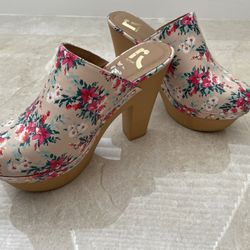 Women’s stylish clogs size 7