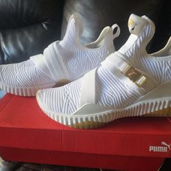Womens Pumas 9.5