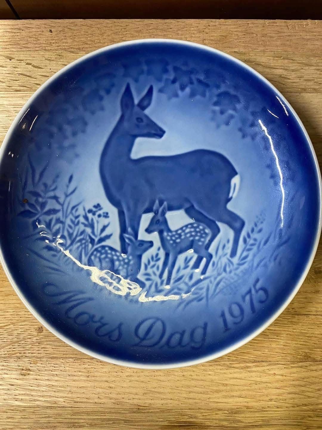 Doe with 2 Fawns, Denmark Copenhagen Porcelain B&G Bing Grondahl Denmark - Mother's Day (Mors Dag) Plate