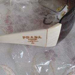 Ladies.."Prada"..Sunglasses w/ Orginal Case..