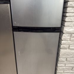 Insignia Personal Fridge