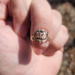 1931 14k Gold Ring With Small Diamond 