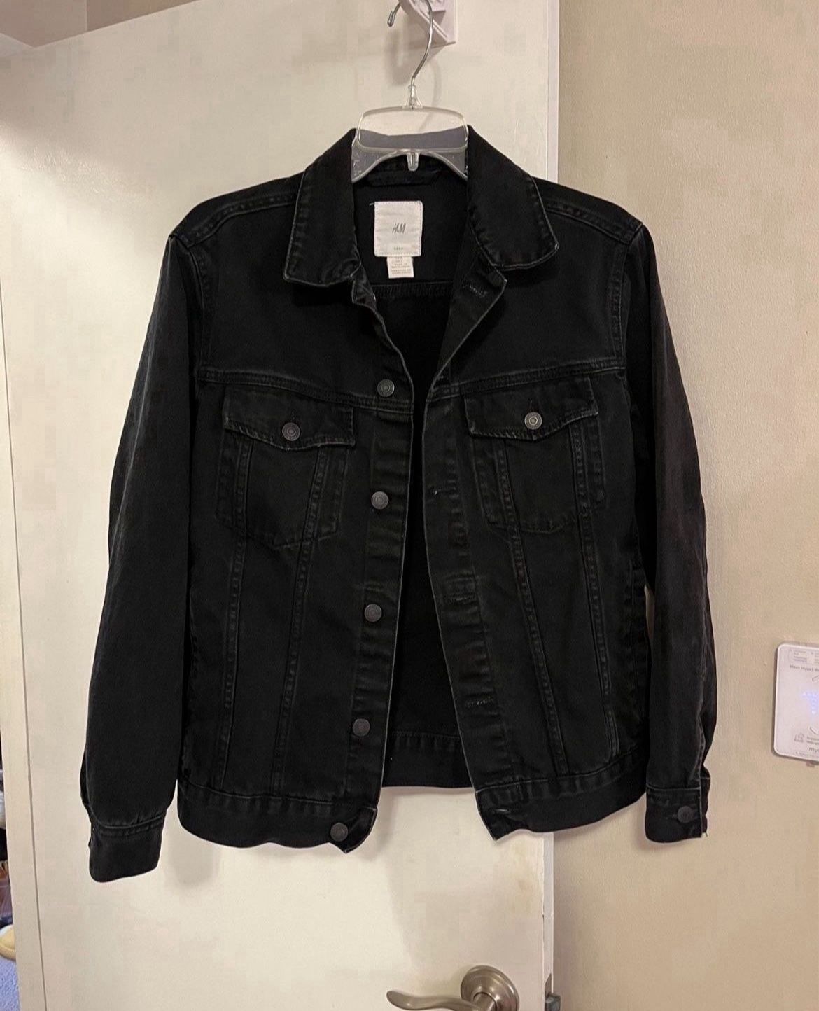 Men’s Small Loose-Fit Denim Jacket By H&M (Pick up🛒 In Bellevue)*Check out my Other Posts 🎁