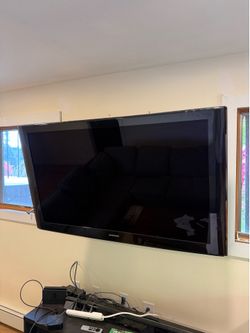 55” Samsung 1080p TV w/ wall mount