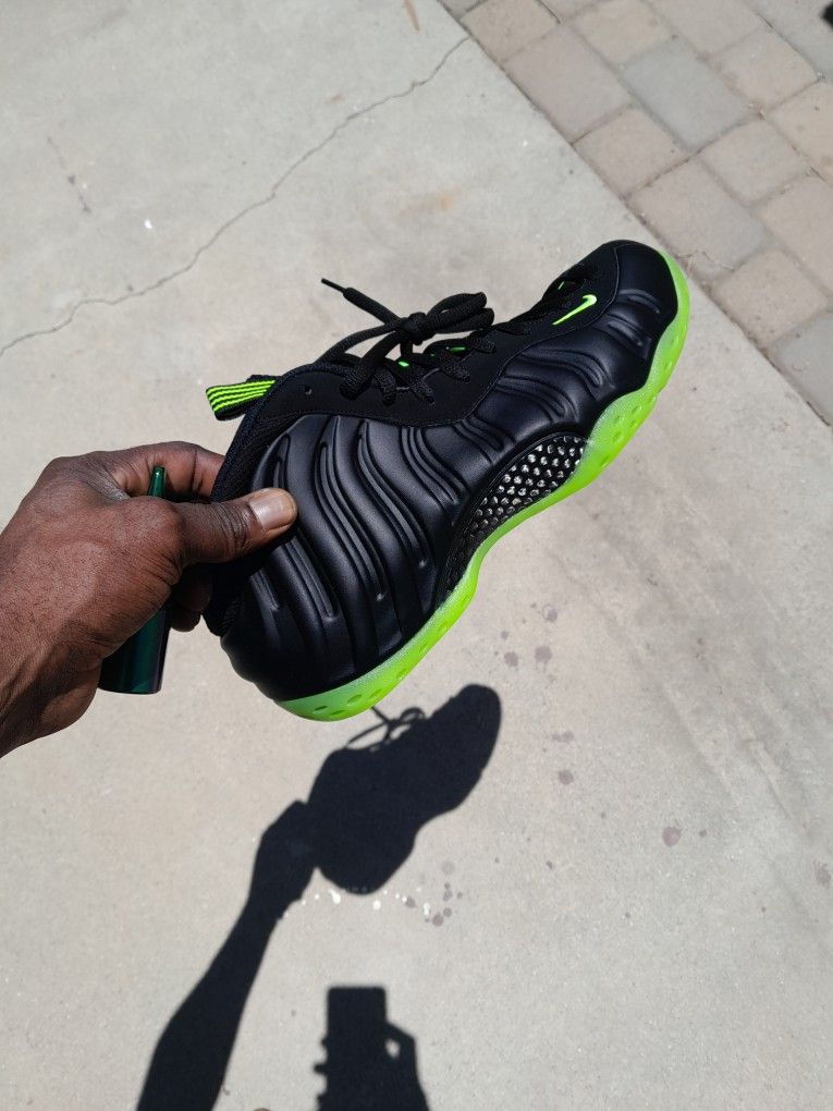 Nike Air Foamposite One Black And Volt
