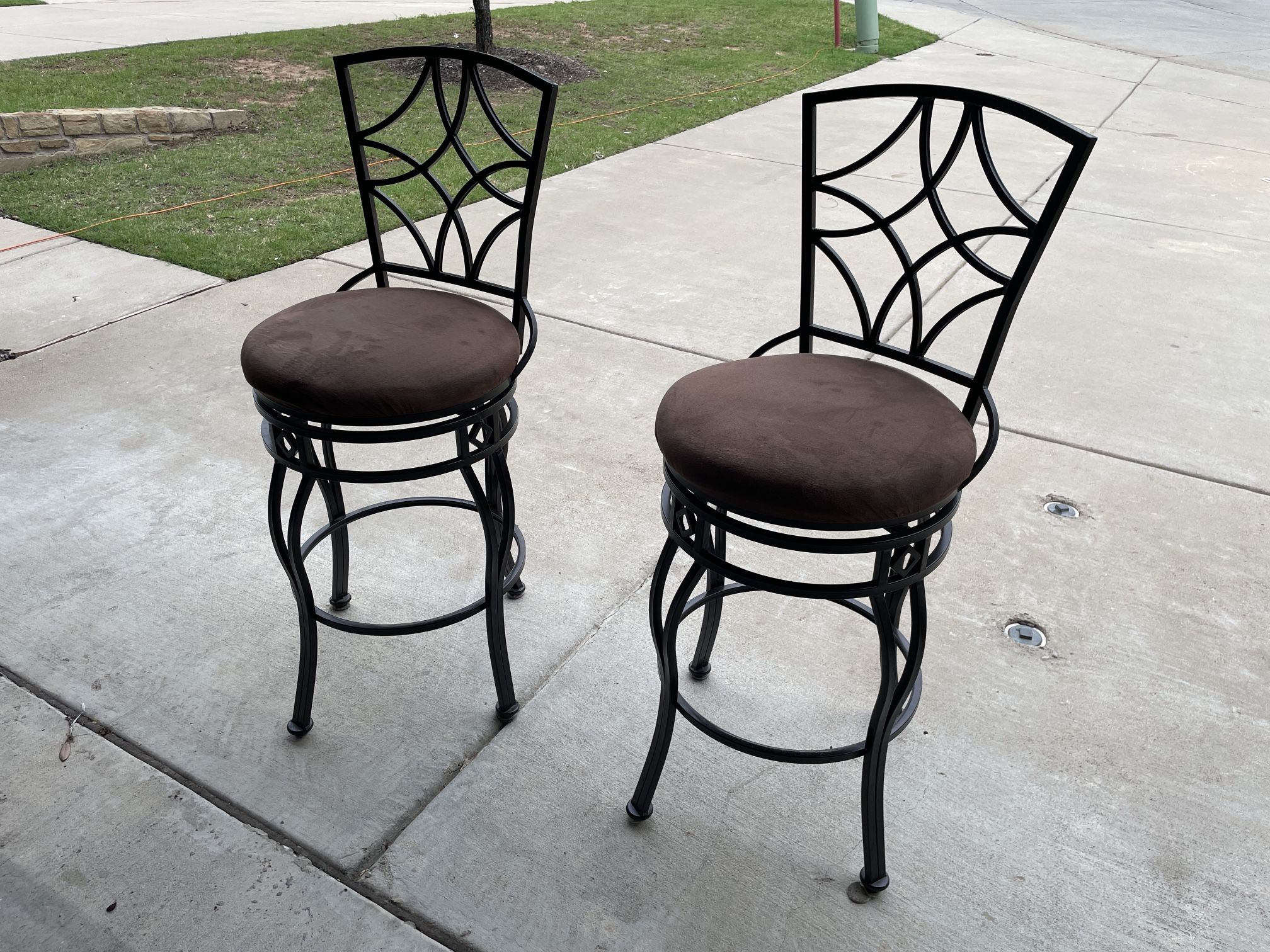 Metal Swivel Barstools with Back for Sale in Dallas, TX - OfferUp
