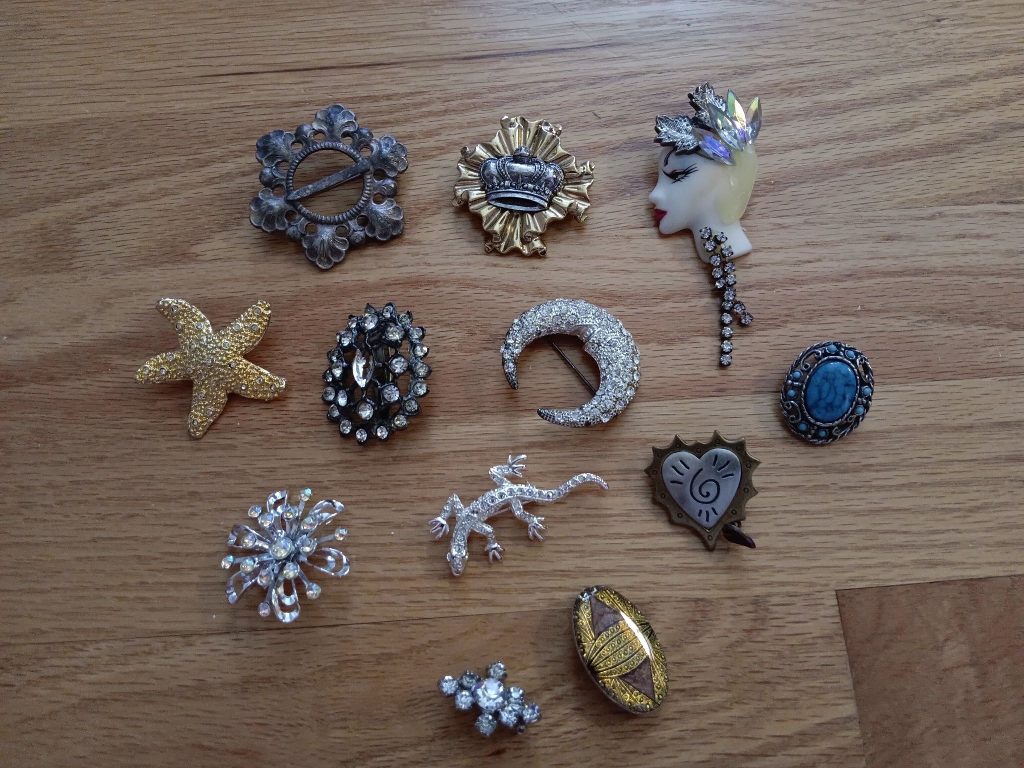 Vintage Jewelry. 12 Classic Brooches