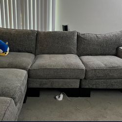 Modular Gray Sectional Couch – Spacious & Rearrangeable