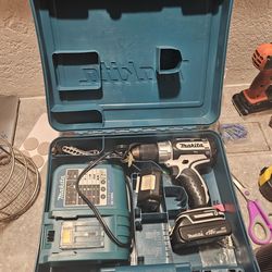 Makita 18V lithium Corless Drill With Extra Battery An Hard Case