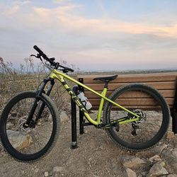 Trek Roscoe 6 2024 Mountain Bike - MEDIUM