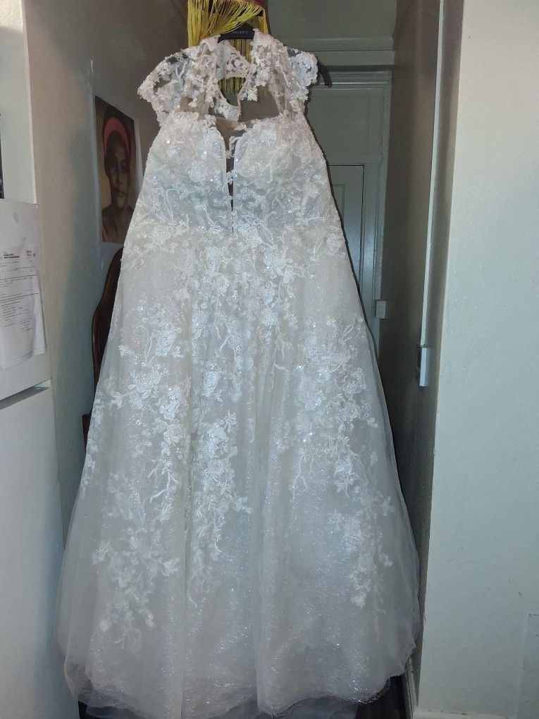 Very Elegant Plus Size Wedding Dress