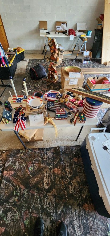 Lot Of Red White And Blue Decor 40.00 For whole Lot